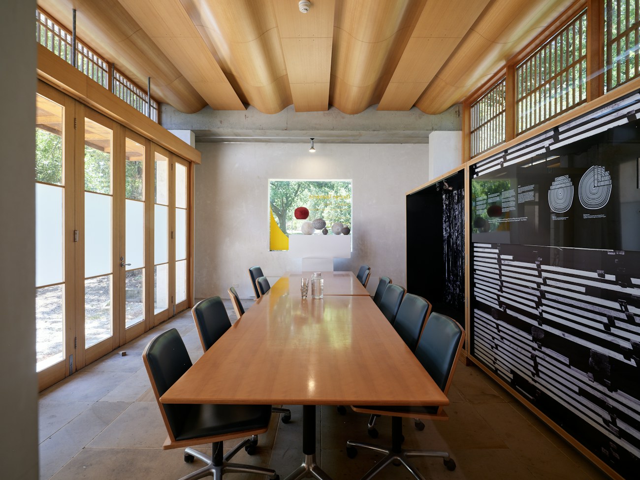 Sala de reuniones corporativa moderna y luminosa